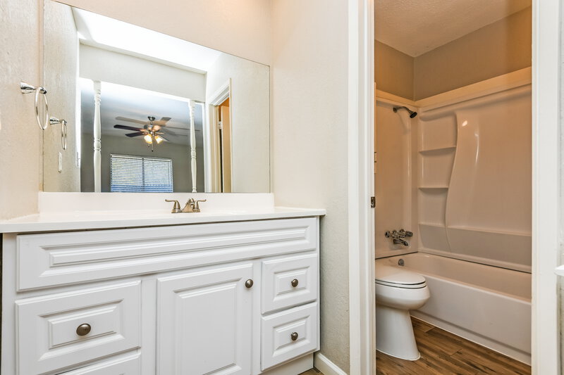 1,675/Mo, 7812 Burgundy Dr Fort Worth, TX 76133 Main Bathroom View