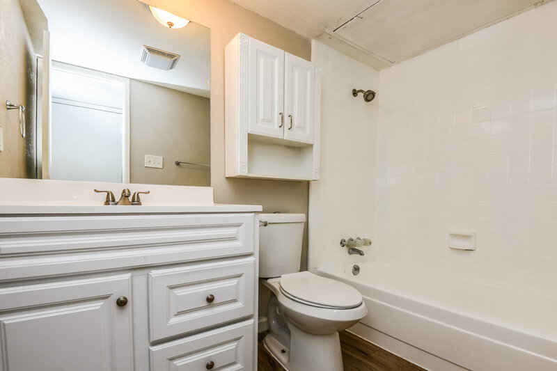 1,675/Mo, 7812 Burgundy Dr Fort Worth, TX 76133 Bathroom View
