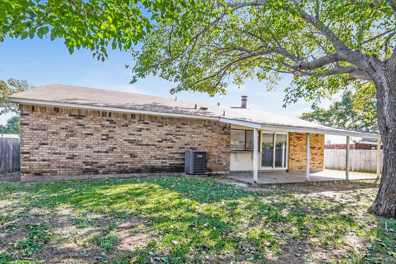 1,675/Mo, 7812 Burgundy Dr Fort Worth, TX 76133 Rear View