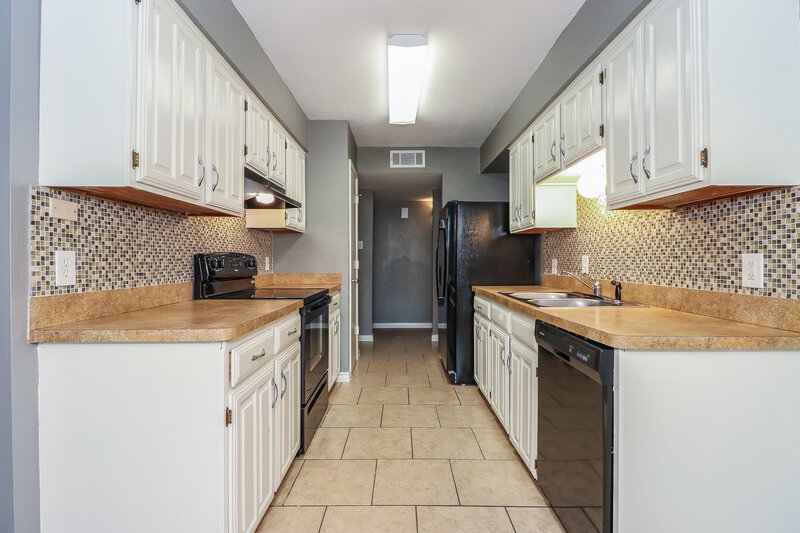 2,245/Mo, 2509 Arapaho Dr Arlington, TX 76018 Kitchen View 2