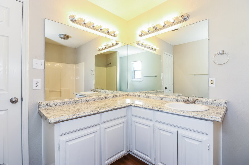 1,990/Mo, 6912 Aston Dr North Richland Hills, TX 76182 Master Bathroom View