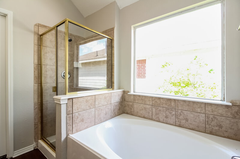 2,625/Mo, 504 Mulberry Ln Desoto, TX 75115 Master Bathroom View