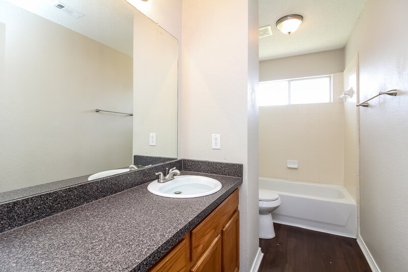 2,625/Mo, 504 Mulberry Ln Desoto, TX 75115 Bathroom View