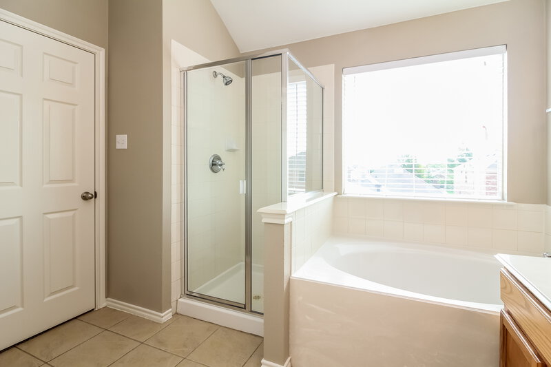 2,060/Mo, 1204 Seneca Pl Glenn Heights, TX 75154 Master Bathroom View 2