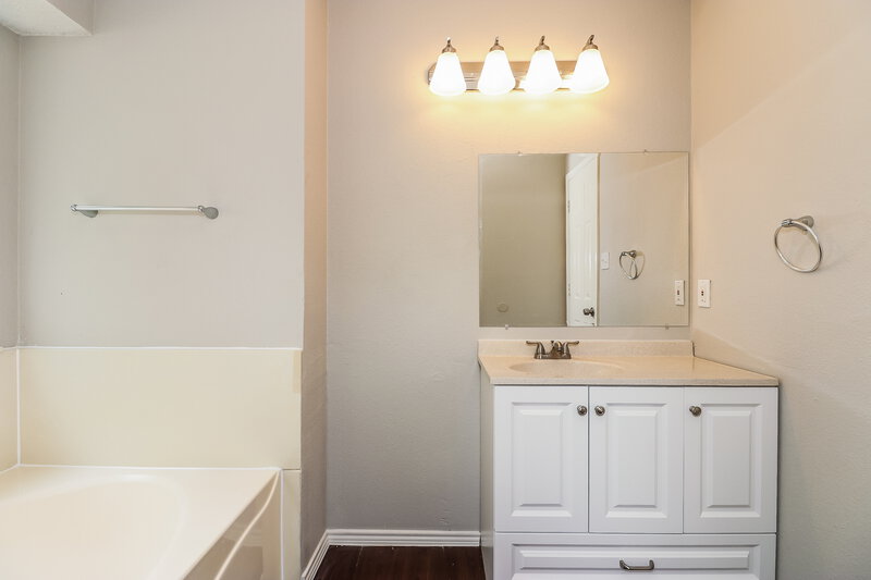 2,675/Mo, 2844 Claremont Dr Grand Prairie, TX 75052 Master Bathroom View