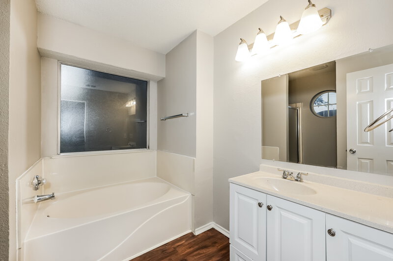 2,285/Mo, 2844 Claremont Dr Grand Prairie, TX 75052 Main Bathroom View