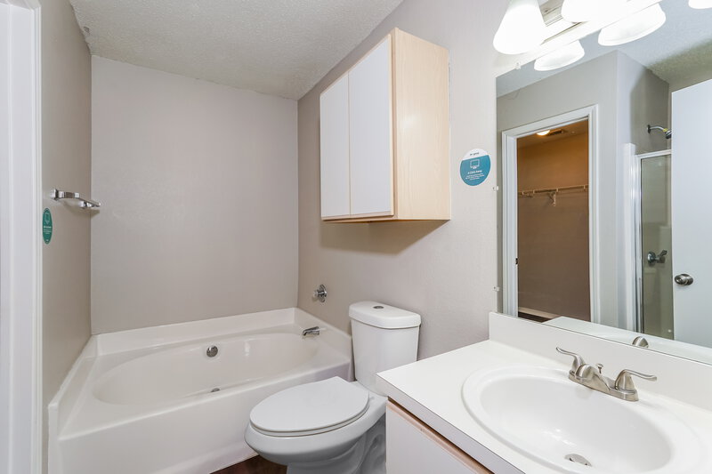 2,060/Mo, 317 Taylor St Saginaw, TX 76179 Main Bathroom View