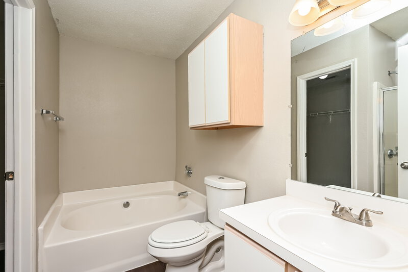 2,020/Mo, 317 Taylor St Saginaw, TX 76179 Main Bathroom View