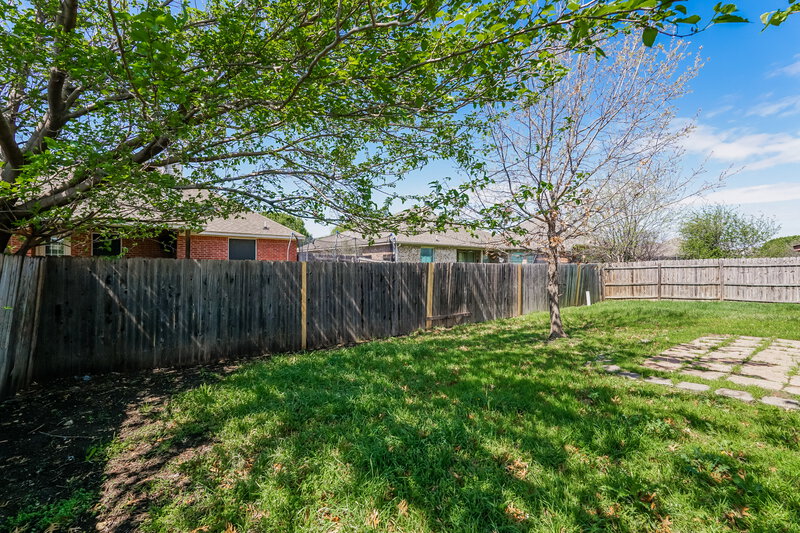 2,060/Mo, 317 Taylor St Saginaw, TX 76179 Backyard View