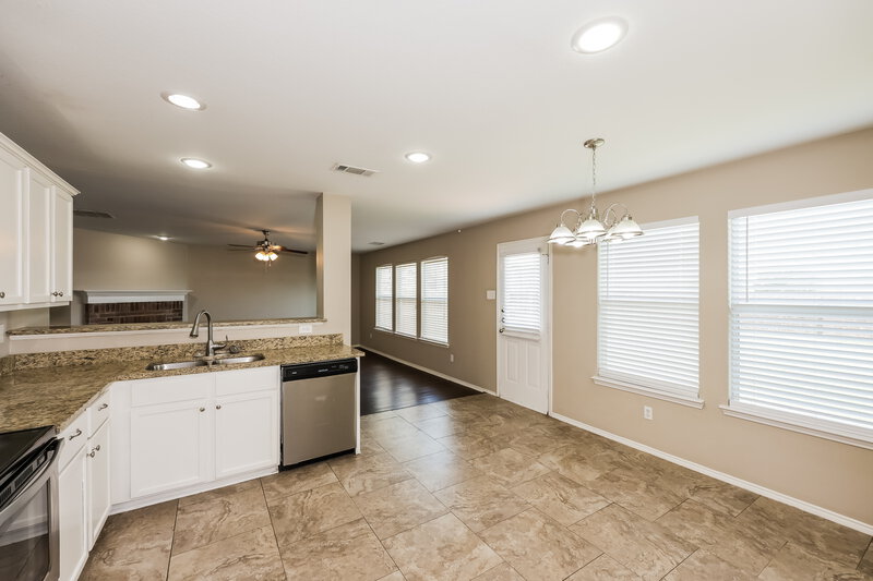 2,190/Mo, 9316 Liberty Crossing Dr Fort Worth, TX 76131 Kitchen View