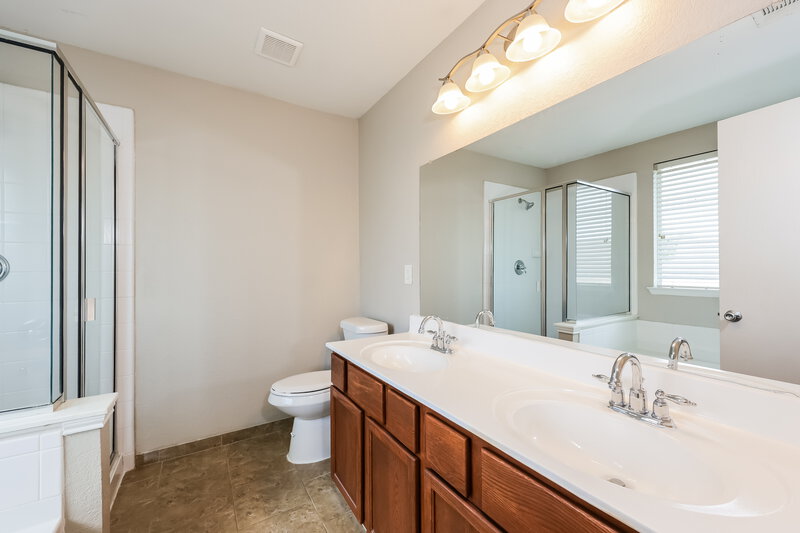 2,190/Mo, 9316 Liberty Crossing Dr Fort Worth, TX 76131 Main Bathroom View