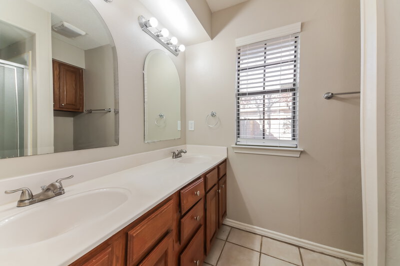 2,190/Mo, 1317 Sparrow Ct Desoto, TX 75115 Main Bathroom View