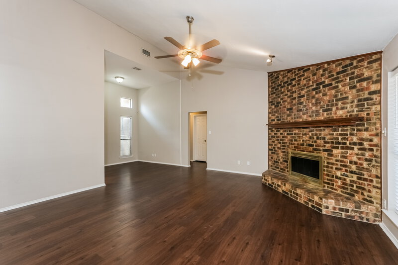 1,975/Mo, 111 Streamside Dr Desoto, TX 75115 Living Room View