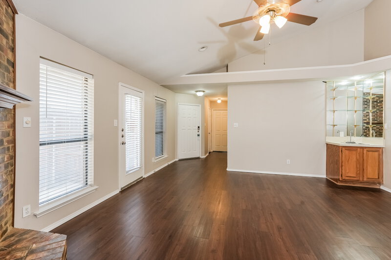 1,975/Mo, 111 Streamside Dr Desoto, TX 75115 Living Room View 3