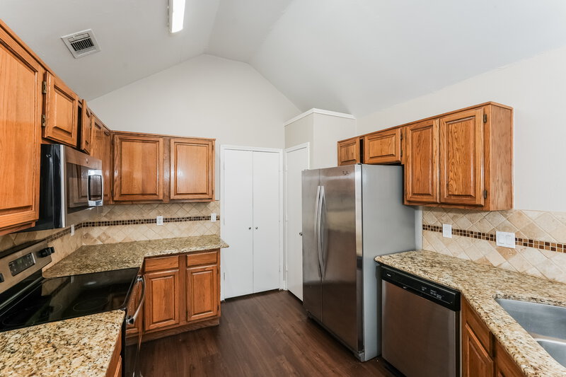 1,975/Mo, 111 Streamside Dr Desoto, TX 75115 Kitchen View