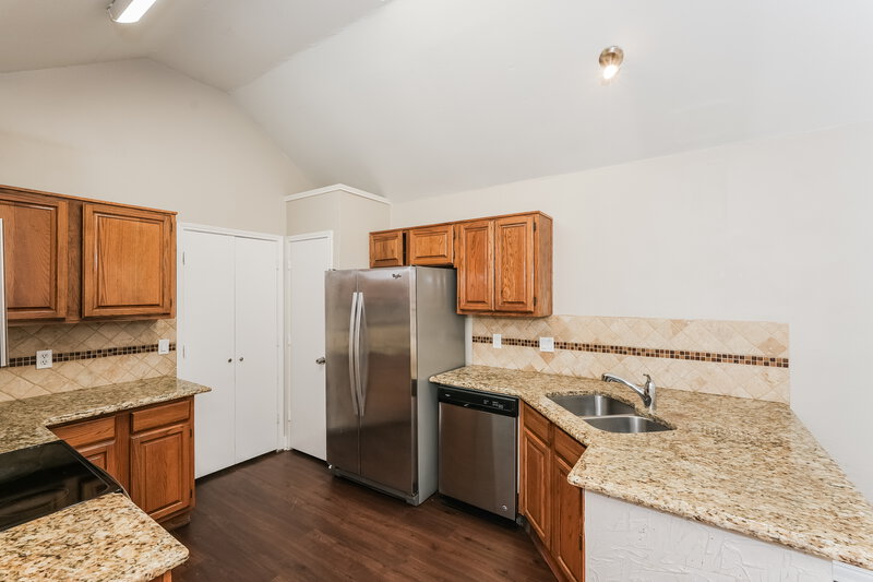 1,975/Mo, 111 Streamside Dr Desoto, TX 75115 Kitchen View 3