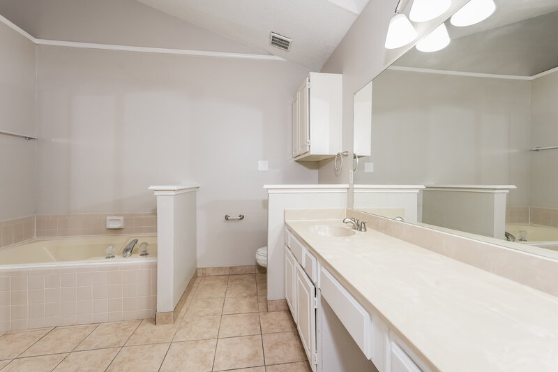 1,975/Mo, 111 Streamside Dr Desoto, TX 75115 Main Bathroom View
