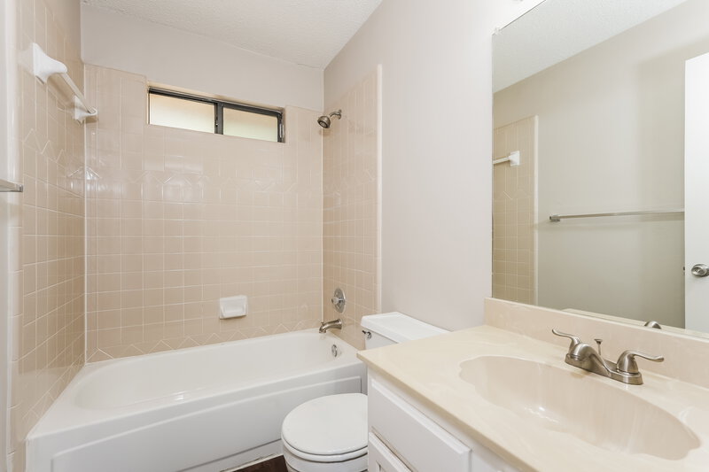 1,975/Mo, 111 Streamside Dr Desoto, TX 75115 Bathroom View