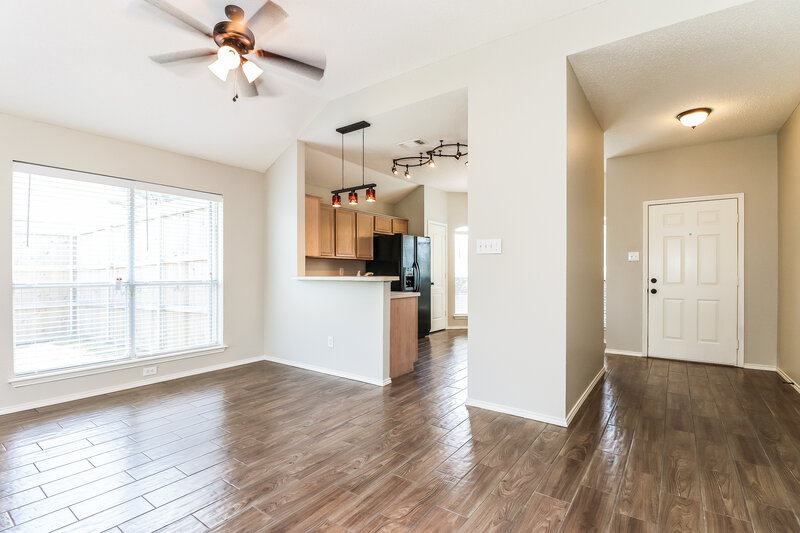 2,275/Mo, 721 Crenshaw Dr Cedar Hill, TX 75104 Living Room View