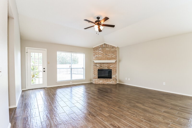 2,275/Mo, 721 Crenshaw Dr Cedar Hill, TX 75104 Living Room View 2