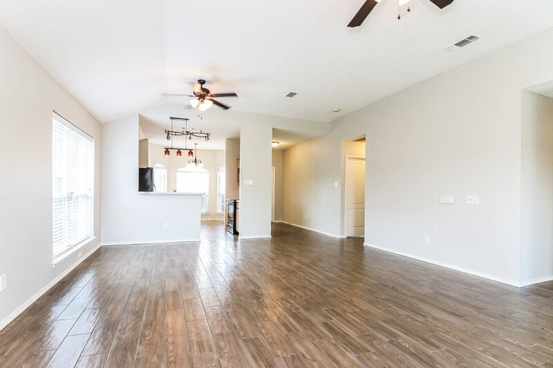2,275/Mo, 721 Crenshaw Dr Cedar Hill, TX 75104 Living Room View 3