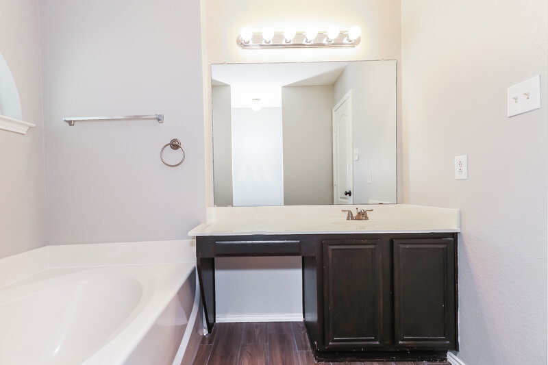 2,275/Mo, 721 Crenshaw Dr Cedar Hill, TX 75104 Master Bathroom View