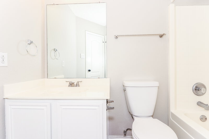 2,275/Mo, 721 Crenshaw Dr Cedar Hill, TX 75104 Bathroom View