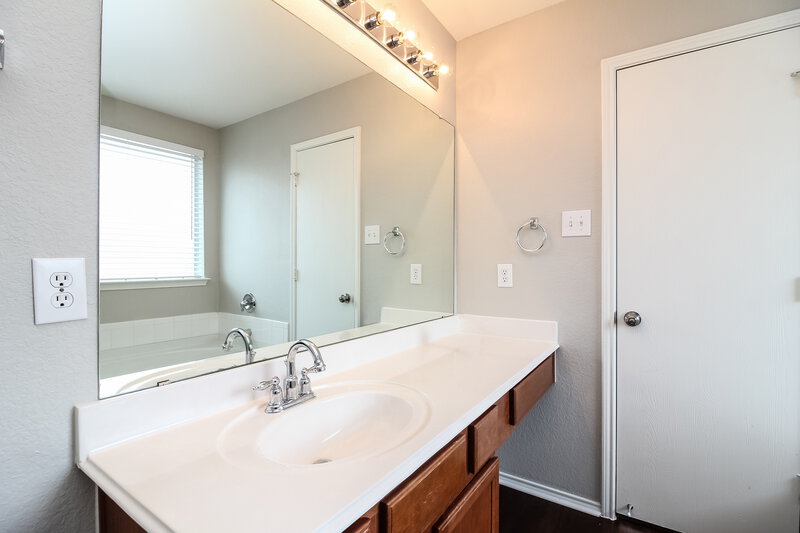 2,050/Mo, 1356 Illinois Ave Lancaster, TX 75134 Master Bathroomlarge View