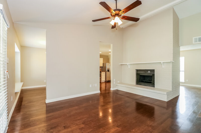2,150/Mo, 440 Whitney St Cedar Hill, TX 75104 Living Room View 2