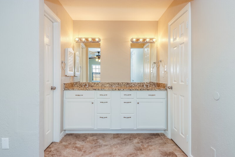 2,150/Mo, 440 Whitney St Cedar Hill, TX 75104 Master Bathroom View