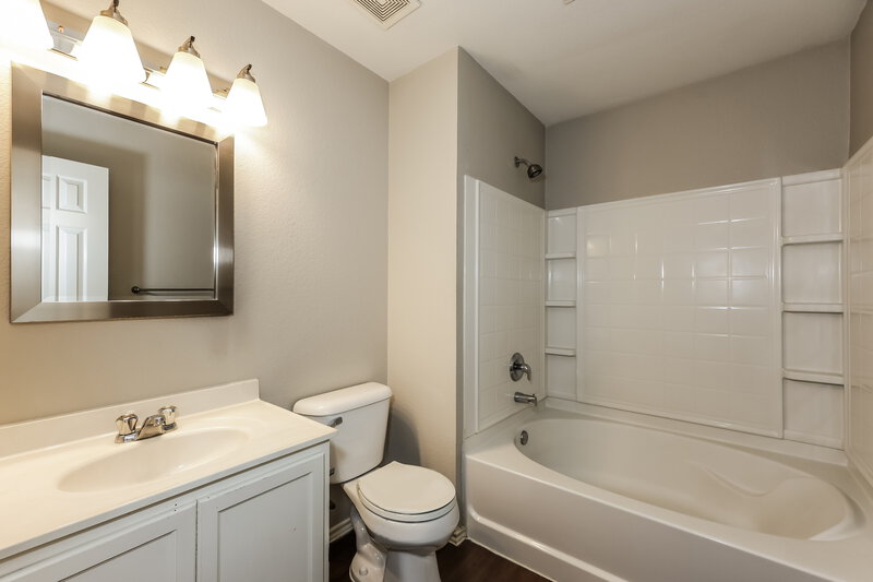 2,285/Mo, 1429 Lauren Dr Burleson, TX 76028 Main Bathroom View