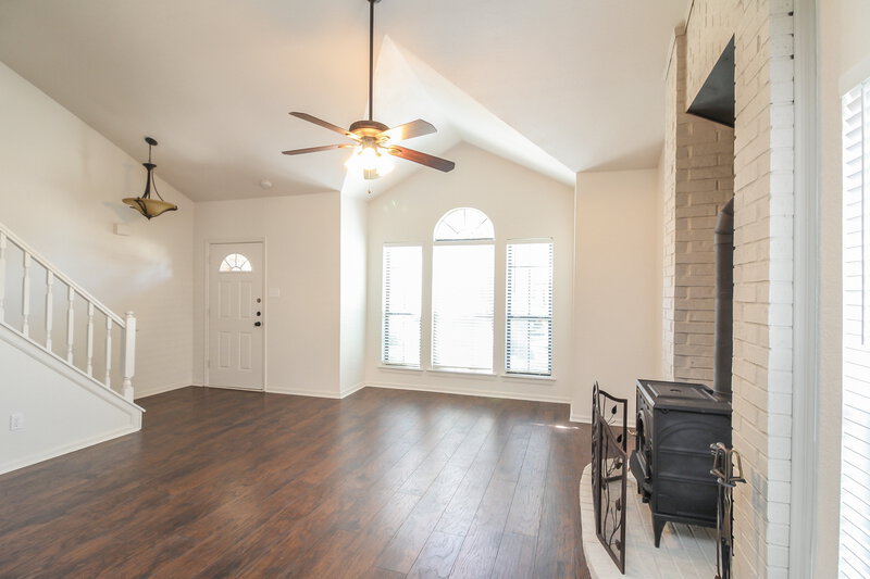 2,170/Mo, 6003 Rocky Point Dr Arlington, TX 76018 Living Room View