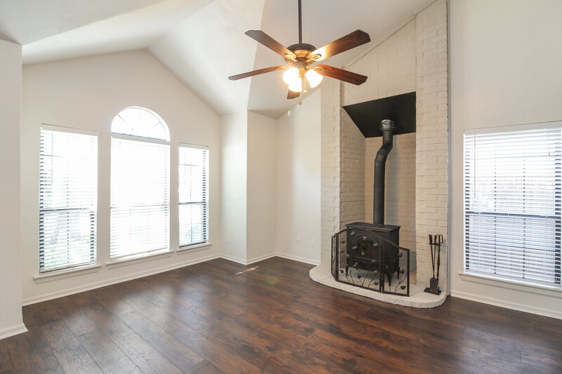 2,170/Mo, 6003 Rocky Point Dr Arlington, TX 76018 Living Room View 2