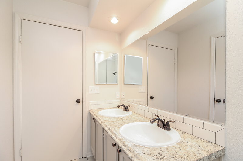 2,170/Mo, 6003 Rocky Point Dr Arlington, TX 76018 Master Bathroom View 2