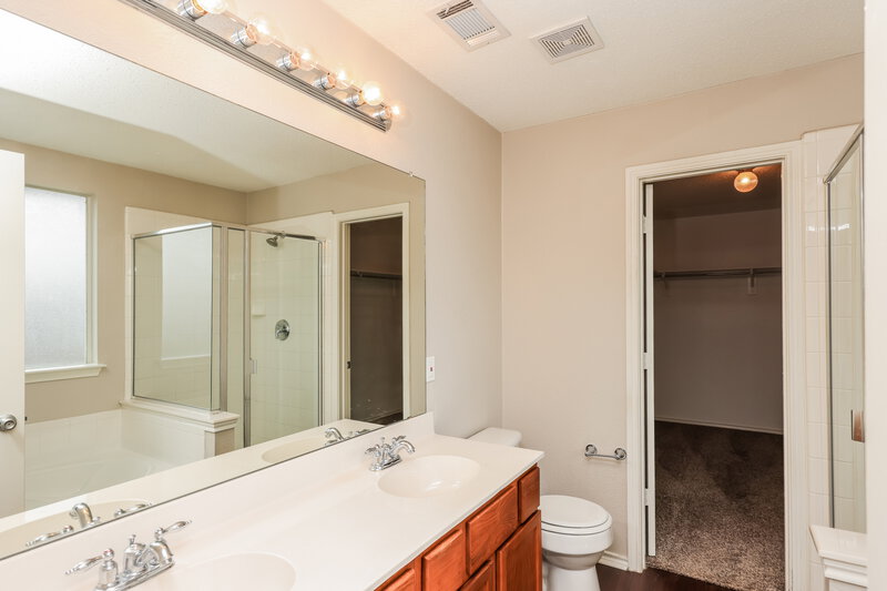 2,560/Mo, 2309 Raven Ct Mesquite, TX 75181 Main Bathroom View