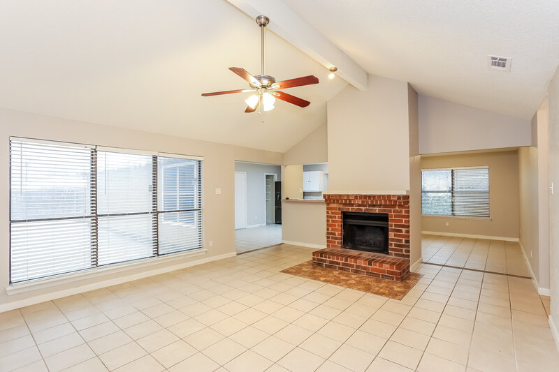 2,300/Mo, 1365 Roan Dr Lancaster, TX 75134 Living Room View