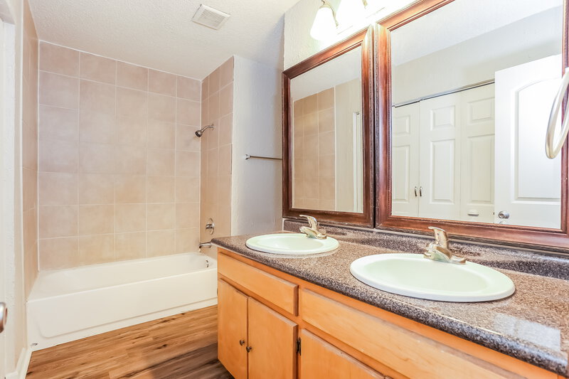 2,300/Mo, 1365 Roan Dr Lancaster, TX 75134 Main Bathroom View