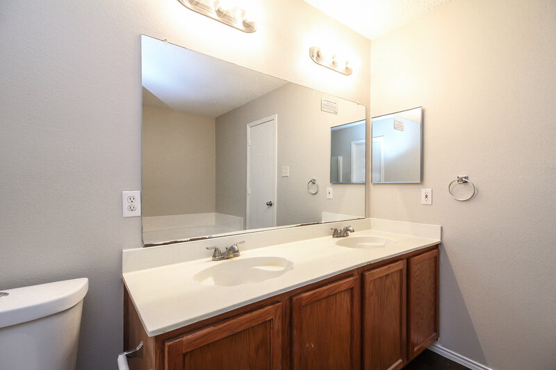 2,365/Mo, 8737 Hunters Point Way Fort Worth, TX 76123 Master Bathroom View