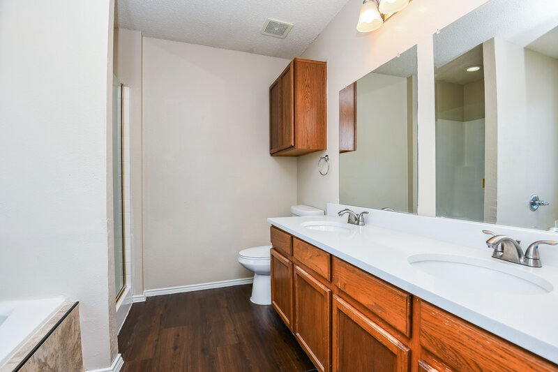 2,110/Mo, 7606 Tin Cup Dr Arlington, TX 76001 Main Bathroom View