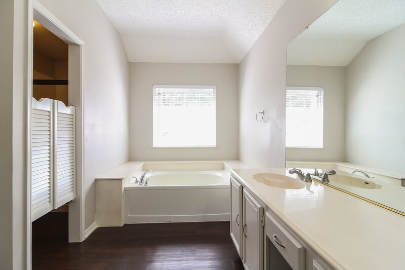 2,775/Mo, 7002 Cadillac Blvd Arlington, TX 76016 Master Bathroom View