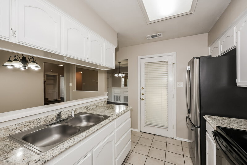 2,060/Mo, 3816 Ashley Ln Fort Worth, TX 76123 Kitchen View 2