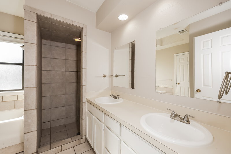 2,060/Mo, 3816 Ashley Ln Fort Worth, TX 76123 Main Bathroom View