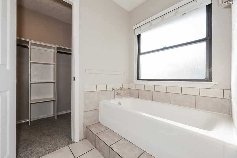 2,060/Mo, 3816 Ashley Ln Fort Worth, TX 76123 Main Bathroom View 2