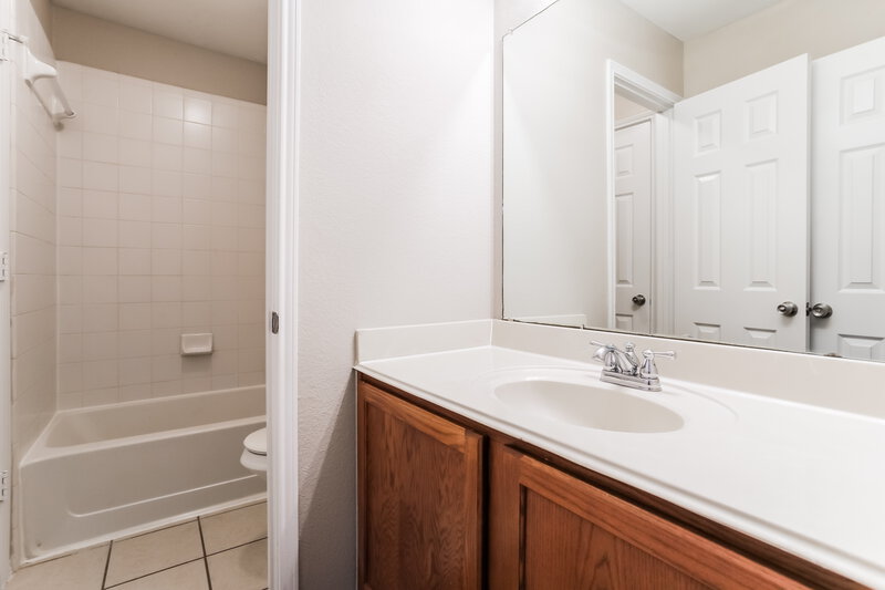 2,320/Mo, 240 Cedar Crest Dr Justin, TX 76247 Main Bathroom View