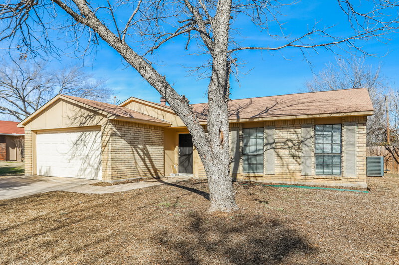 2,180/Mo, 6711 Blackberry Dr Arlington, TX 76016 Front View 2