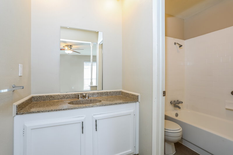 2,180/Mo, 6711 Blackberry Dr Arlington, TX 76016 Main Bathroom View