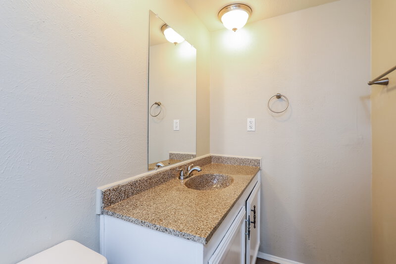 2,180/Mo, 6711 Blackberry Dr Arlington, TX 76016 Bathroom View