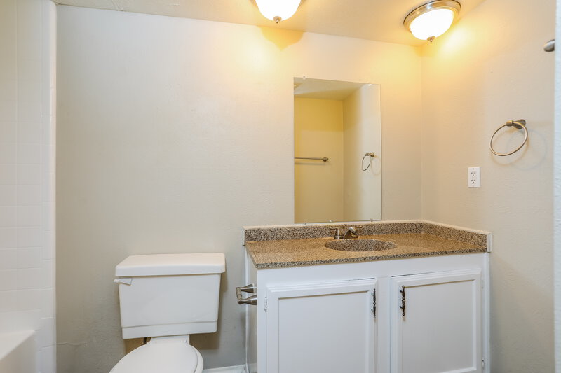 2,180/Mo, 6711 Blackberry Dr Arlington, TX 76016 Bathroom View 2