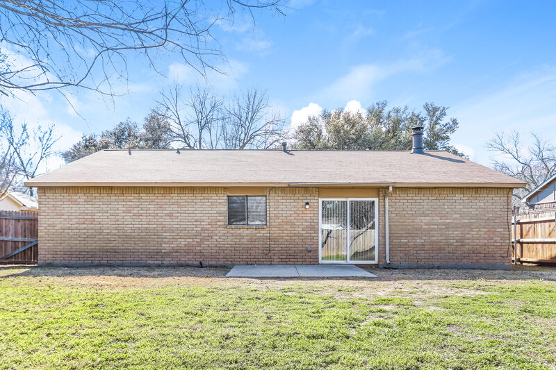 2,180/Mo, 6711 Blackberry Dr Arlington, TX 76016 Rear View