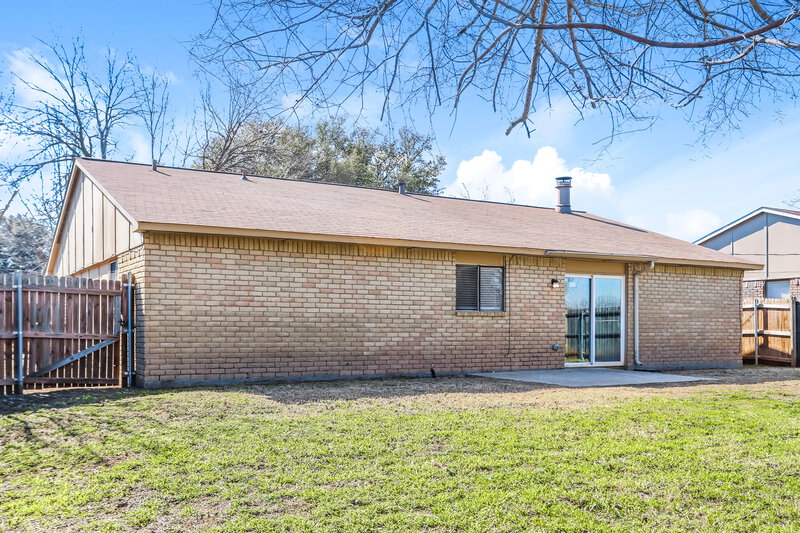 2,180/Mo, 6711 Blackberry Dr Arlington, TX 76016 Rear View 2